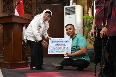 Pj Bupati Batang Beri Tali Asih Kepada Atlet Disabilitas Senilai Rp49,5 Juta