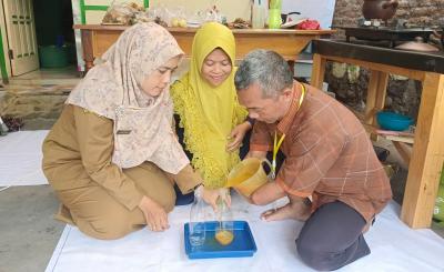 TUANG JAMU ke DALAM BOTOL