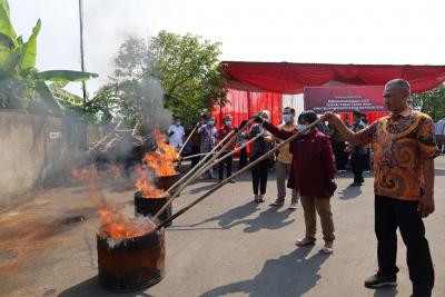 Kejaksaan Negeri Batang Musnahkan Ribuan Obat Terlarang dan Ganja