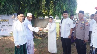 Pj Bupati Batang Serahkan Hewan Kurban Untuk Masyarakat