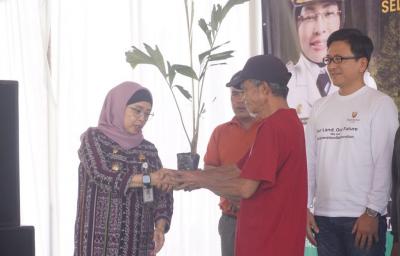 Peduli Kelestarian Lingkungan, Pj Bupati Batang Edukasi Pilah Sampah dan Tanam Pohon