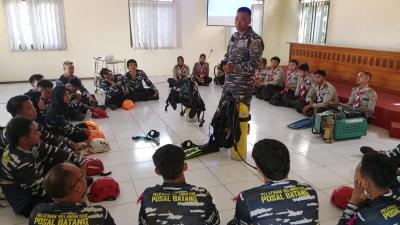Komandan Lanal Tegal Berikan Pelatihan SAR di Pantai Sigandu Batang