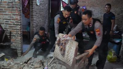 TNI/Polri Sigap Tangani Warga Terdampak Gempa Batang