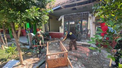 BERSIHKAN RUNTUHAN GEMPA DI BATANG