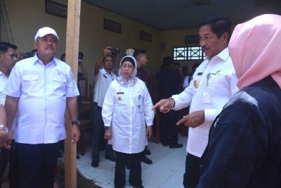tinjau-sd-terdampak-gempa