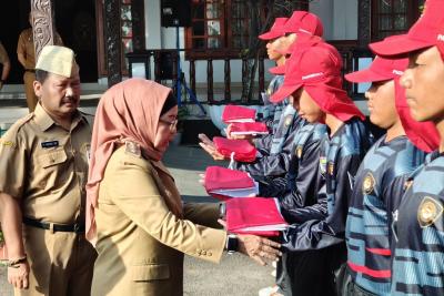 HUT Ke-79 RI, Pj Bupati Batang Canangkan Gerakan Pembagian 13.600 Bendera Merah Putih
