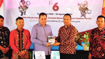 Peringati HUT Ke-6, Bawaslu Batang Resmikan Buku SDM Pengawasan Pertama di Jateng