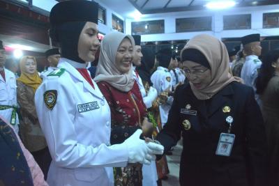Ucapkan Ikrar Khidmat, 75 Paskibraka Resmi Dikukuhkan Pj Bupati Batang