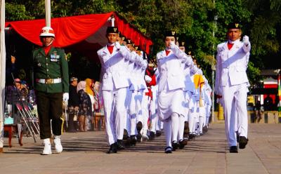 PASKIBRAKA MEMASUKI LAPANGAN UPACARA