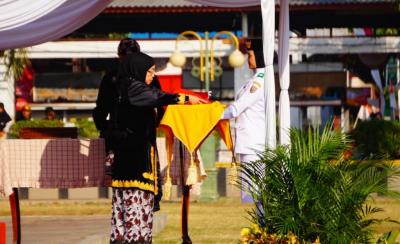 serahkan-bendera-merah-putih