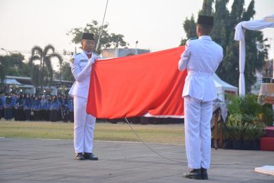 MELIPAT BENDERA MERAH PUTIH