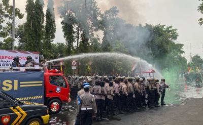 WATER CANON UNTUK BUBARKAN MASA