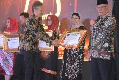 Pj Bupati Batang Raih Penghargaan Kategori Inovasi Gerak Cepat Pengendalian Inflasi Daerah 2024