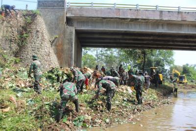 Ratusan Prajurit Dikerahkan, Keruk Sedimentasi Sungai Mlangi