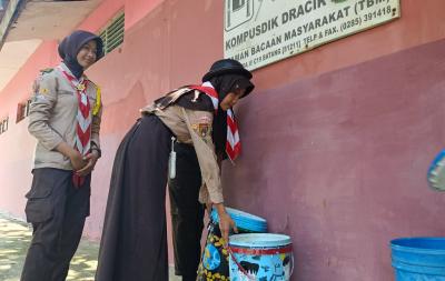 Ajak Jaga Kebersihan, Kwarran Batang Bagikan Tong Sampah Bermotif