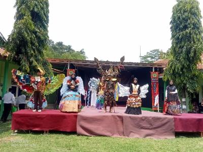 SMA Islam Ahmad Yani Batang Pamerkan Karya Hasil Daur Ulang Sampah