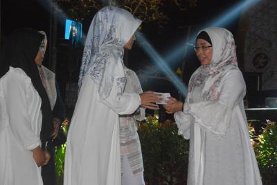 BERIKAN BANTUAN SANTRI