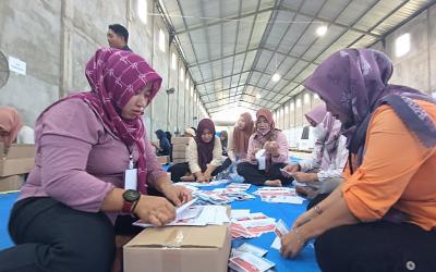 Gerak Cepat, KPU Batang Kerahkan Ratusan Pelipat Surat Suara