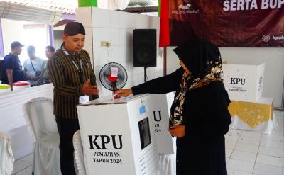 MASUKKAN SURAT SUARA ke KOTAK