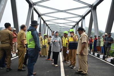 Pj Bupati Batang Resmikan Jembatan Penghubung Desa Surodadi-Pujud