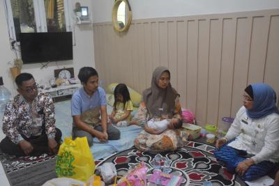 Pj Bupati Batang Beri Bantuan ke Bayi Berkelamin Ganda