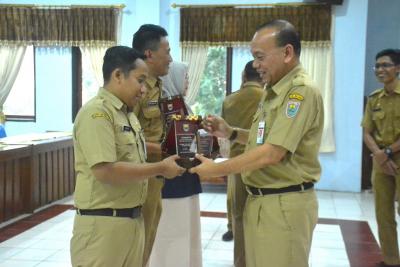 PENGHARGAAN PNS BERPRESTASI