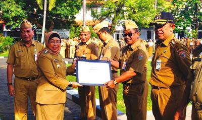 LHKPN Capai 100 Persen, Pj Bupati Batang Beri Penghargaan OPD Tercepat Melaporkan