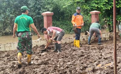 BERSIHKAN LUMPUR SISA BANJIR