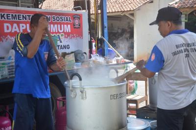 memasak-di-dapur-umum