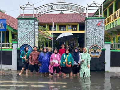 Banjir Rendam Sekolah di Batang, Disdikbud Nyatakan Keselamatan Siswa Lebih Prioritas   