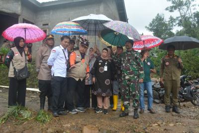 tinjau-bencana-longsor