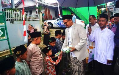 Tarling Perdana, Bupati dan Wakil Bupati Batang Bagikan Susu dan Alat Tulis Ke Anak