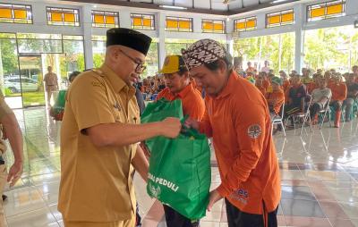 255 Tim Kebersihan DLH Dapat Sembako dari Baznas Batang