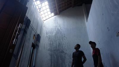 MELIHAT ATAP YANG RUSAK