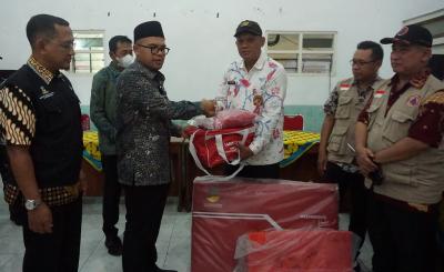 Bupati Batang Salurkan Bantuan Untuk Korban Puting Beliung