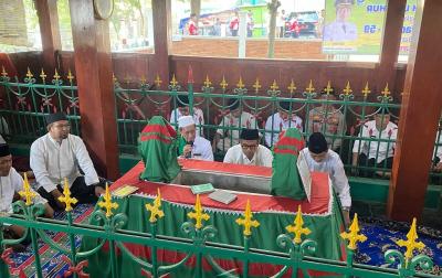 Ziarah Makam, Bupati Batang Minta ASN Bercermin Perjuangan Kyai Mandurorejo