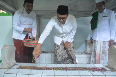 Ziarah Astana Pasekaran, Bupati Batang Ajak Gen Z tak Lupakan Sejarah