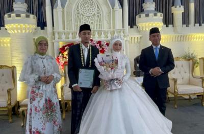 Menteri BKKBN Wihaji Serahkan Sertifikat Elsimil di Batang