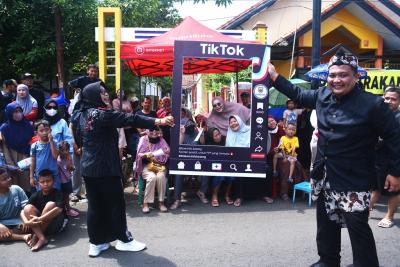 TAMPILKAN REPLIKA MEDSOS