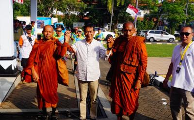 Tiba di Batang, 36 Biksu Disambut Wakil Bupati Saat Ritual Thudong