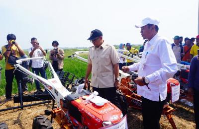 Dukung Swasembada Beras, Pemkab Batang Serahkan Bantuan Alat dan Mesin Pertanian