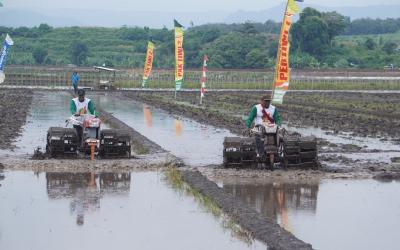 LOMBA BALAP TRAKTOR DI BATANG