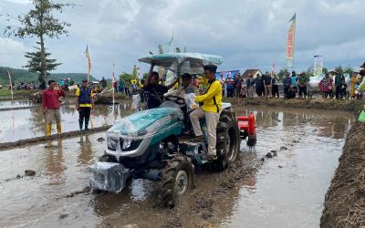 bajak-sawah-dengan-traktor