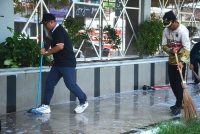 bersihkan-lantai-alun-alun-batang