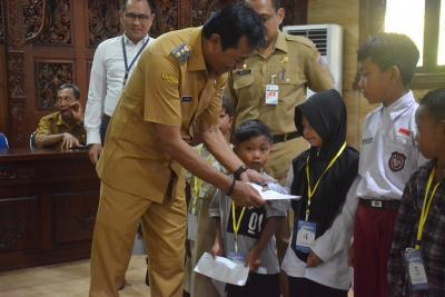 serahkan-bantuan-anak-yatim