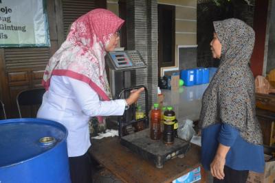 MENIMBANG MINYAK JELANTAH