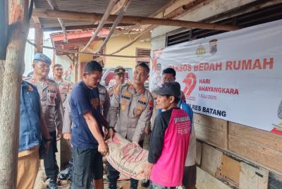 Sambut Hari Bhayangkara, Polres Batang Bedah Rumah Warga
