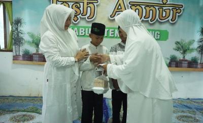BERIKAN SANTUNAN ANAK YATIM