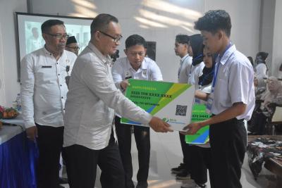 serahkan-kartu-peserta-bpjs-ketenagakerjaan