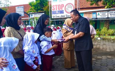 Pemkab Batang Distribusikan Seragam Gratis untuk Siswa Baru SD dan SMP